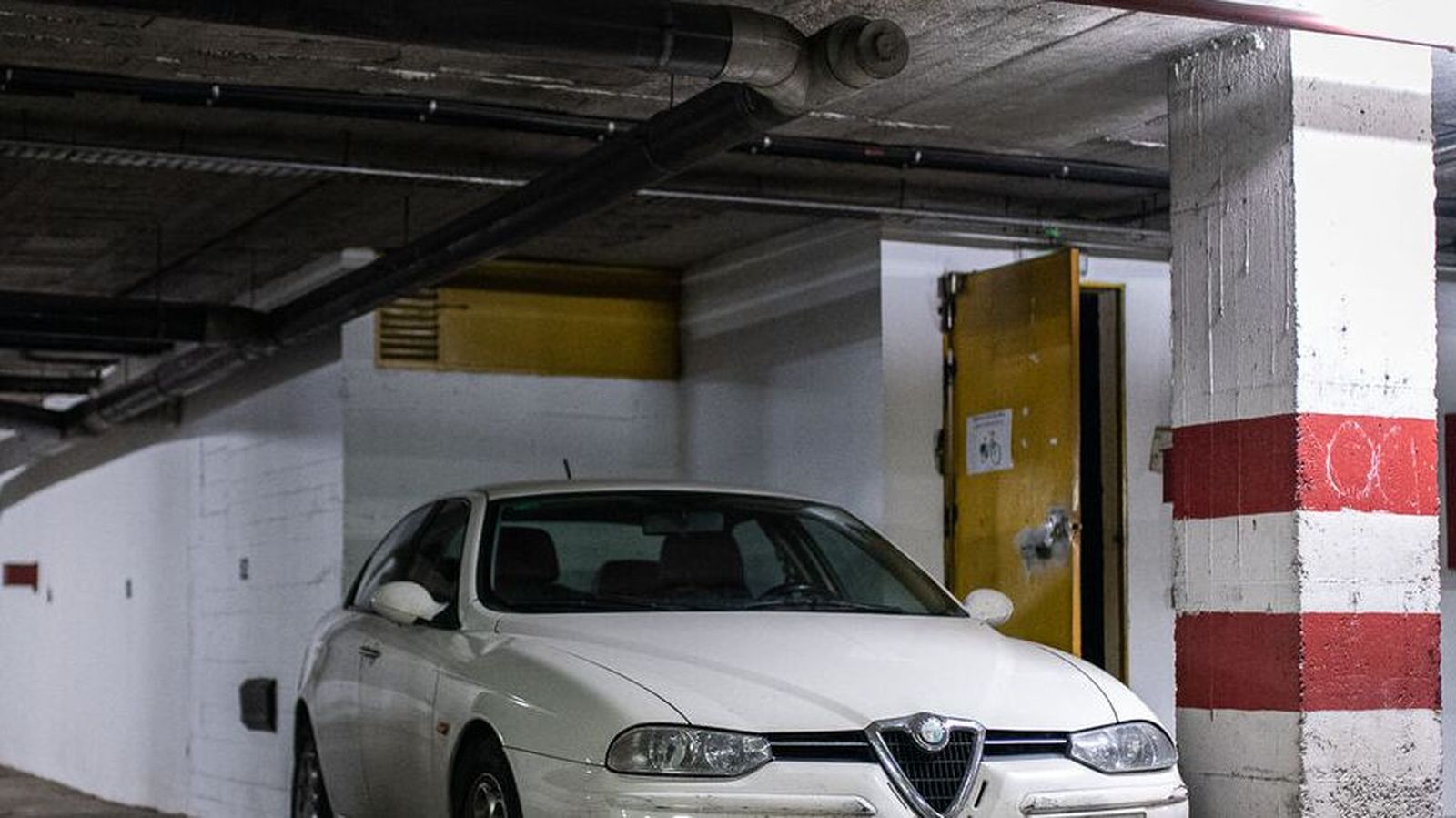 Un coche en un garaje.