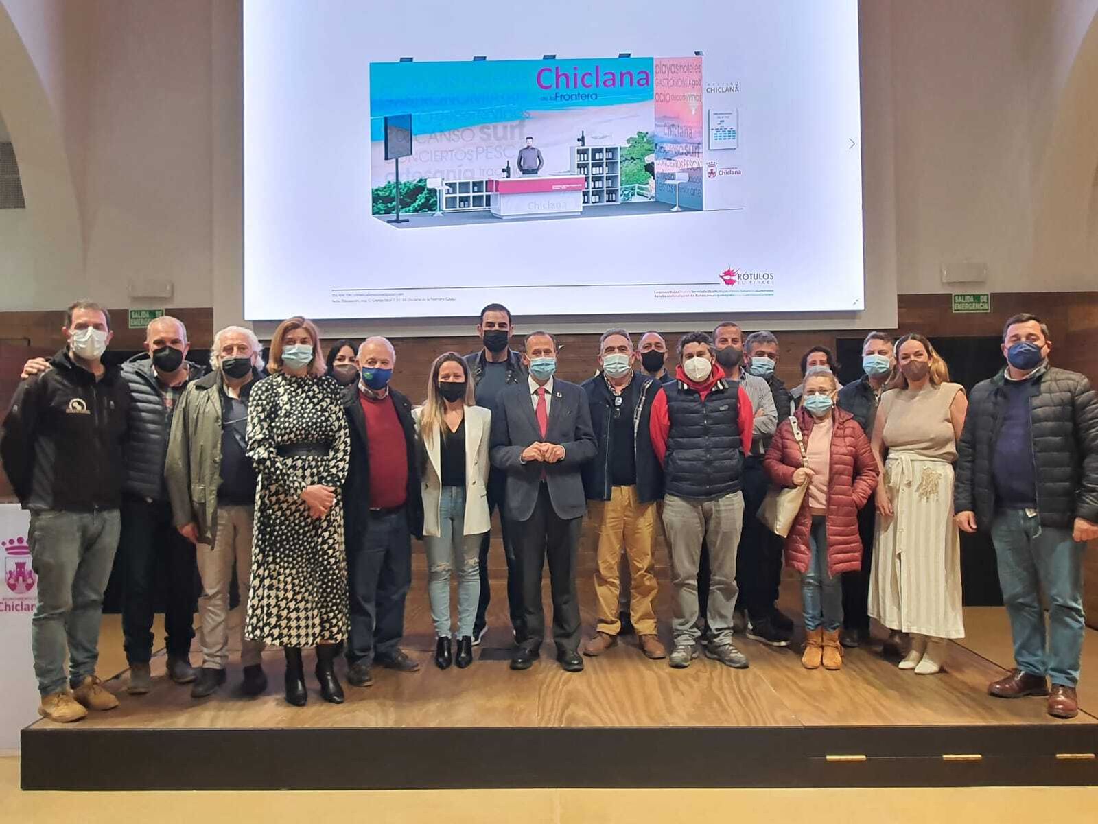 El alcalde presenta la oferta que llevará el municipio en esta edición.