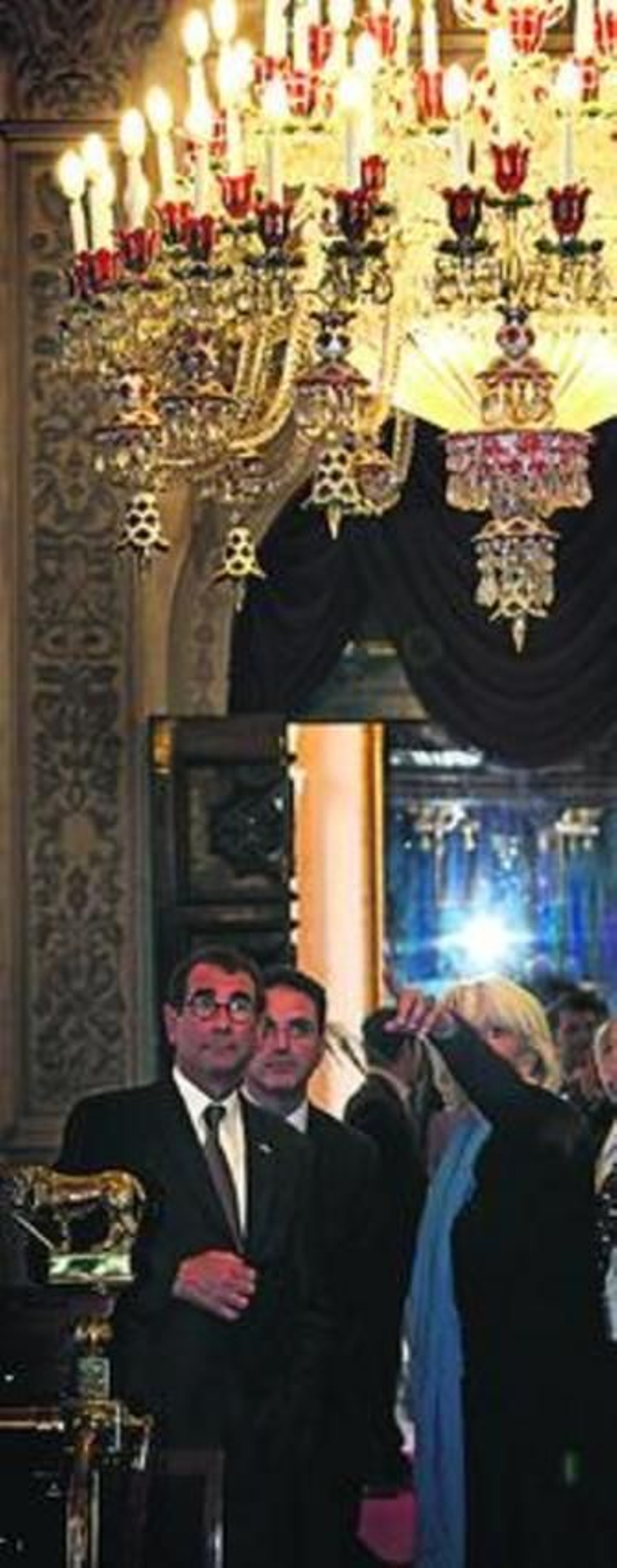 Teófila Martínez enseña al embajador el Salón de Plenos.