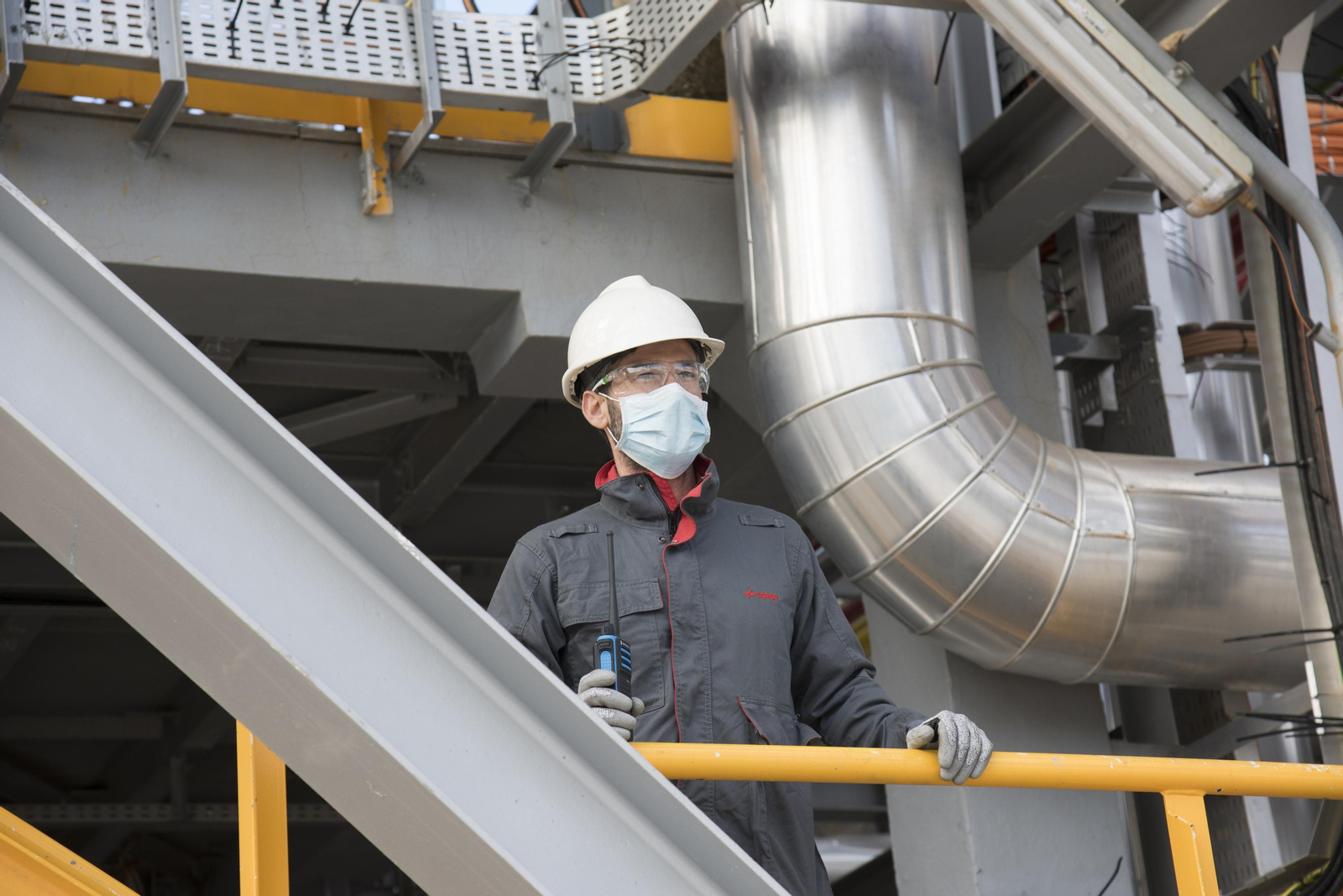 Un trabajador de Cepsa. Un trabajador de Cepsa.