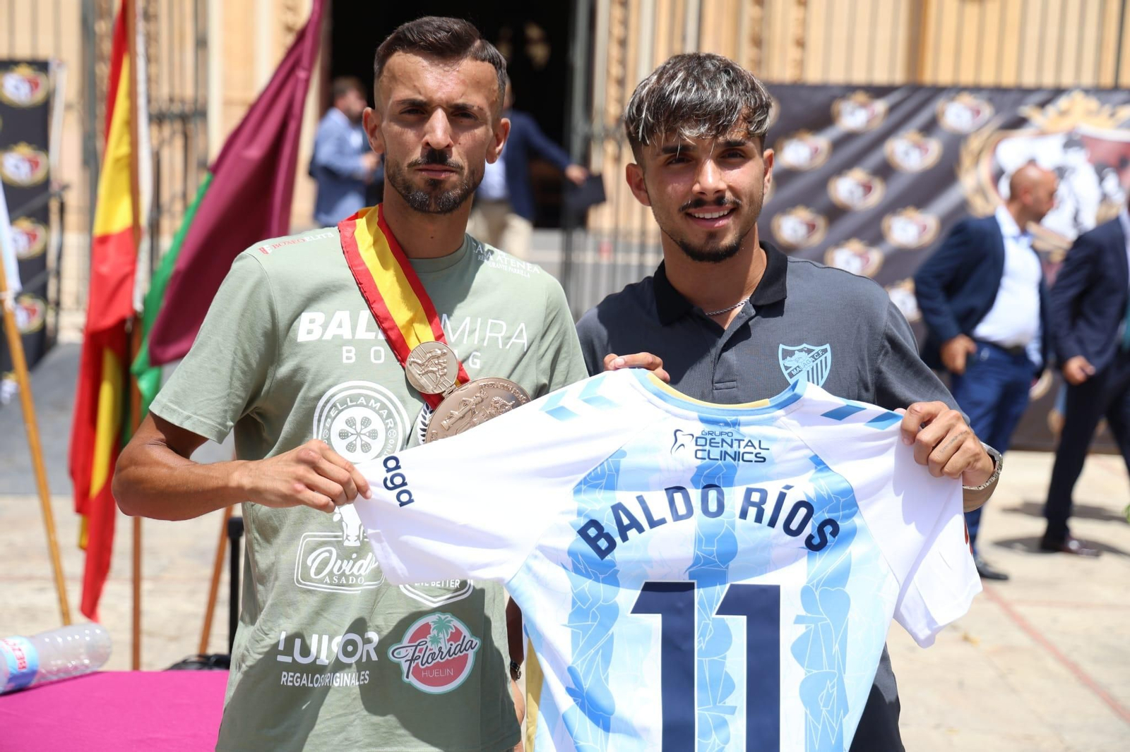 El Málaga regala una camiseta al boxeador Baldo 'El Flaco' Mira, que opta al títuro europeo