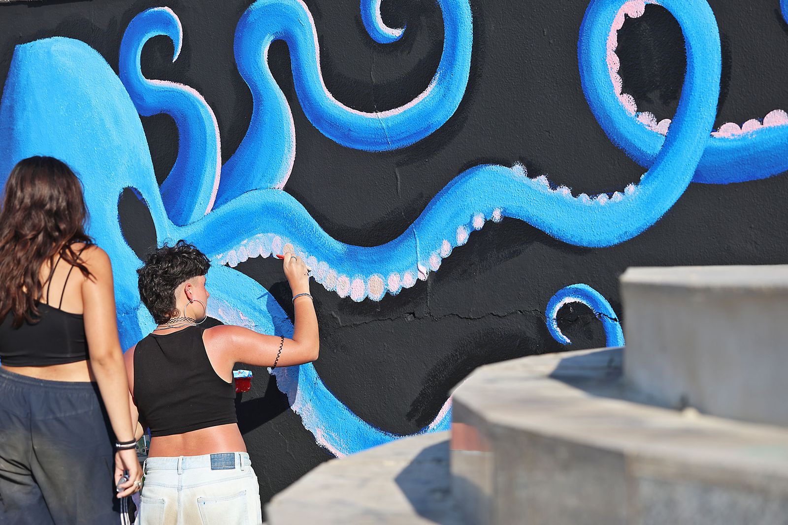 Imágenes de la muestra de arte urbano en la Plaza del Titan de Huelva