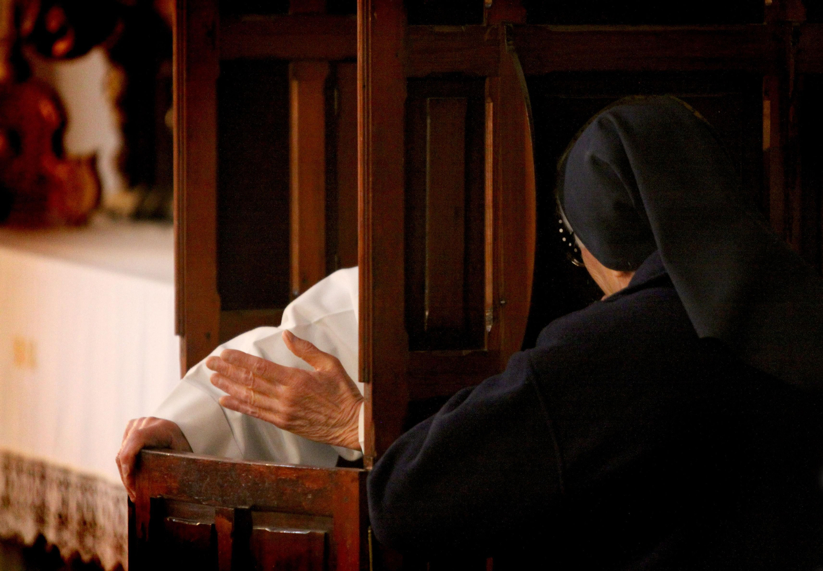 Confesión en una iglesia.