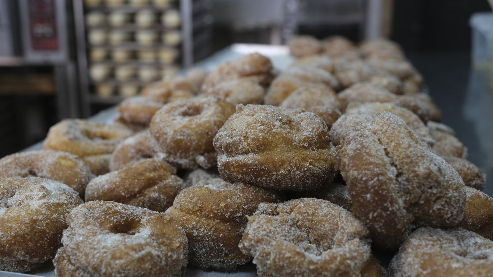 Roscos fritos, los más demandados, hechos a diario y de forma totalmente artesanal con la receta de los impulsores de la confitería