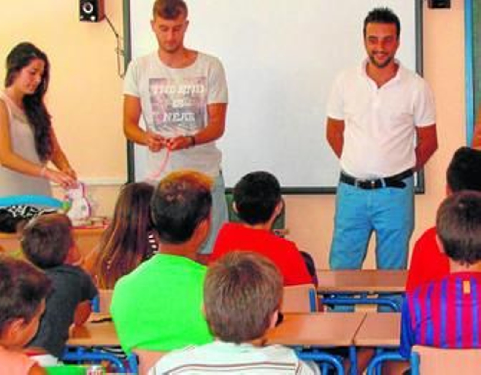Algunos de los jóvenes que participan en los Campamentos de la zona Oeste atendiendo a los monitores. Algunos de los jóvenes que participan en los Campamentos de la zona Oeste atendiendo a los monitores.
