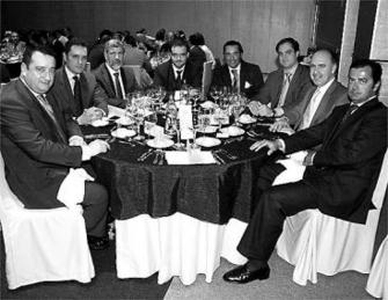 Fran Ramos y Borja Moreno, de Salvago; Juan Luis Moreno, gerente de Comercial Josende; José Luis Pérez, responsable de Recursos Humanos de Integral Phone; Santos Castro, gerente de Integral Phone; Roberto García, Irene Martín y Ángel Serrano, de Mardel Promociones.