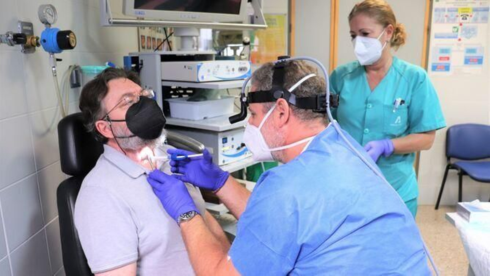 Imagen de archivo de una consulta de control de prótesis fonatorias.