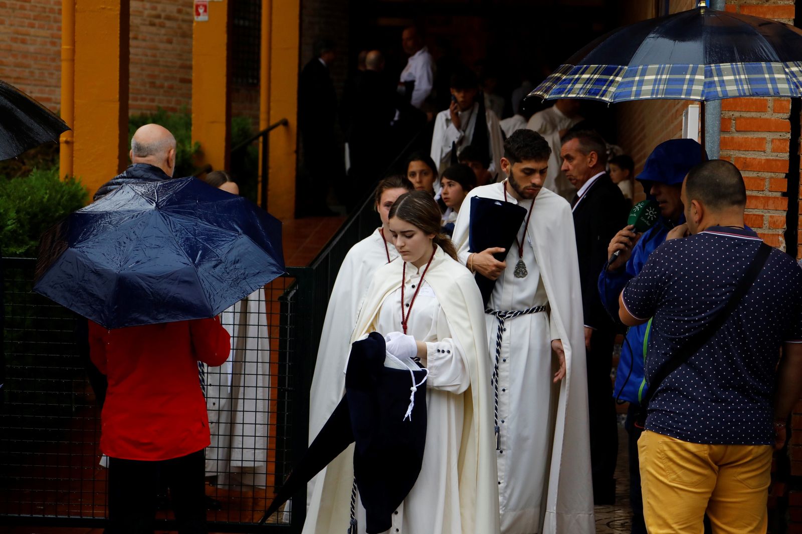 La lluvia frustra la salida de la hermandad de la Estrella el Lunes Santo, en imágenes