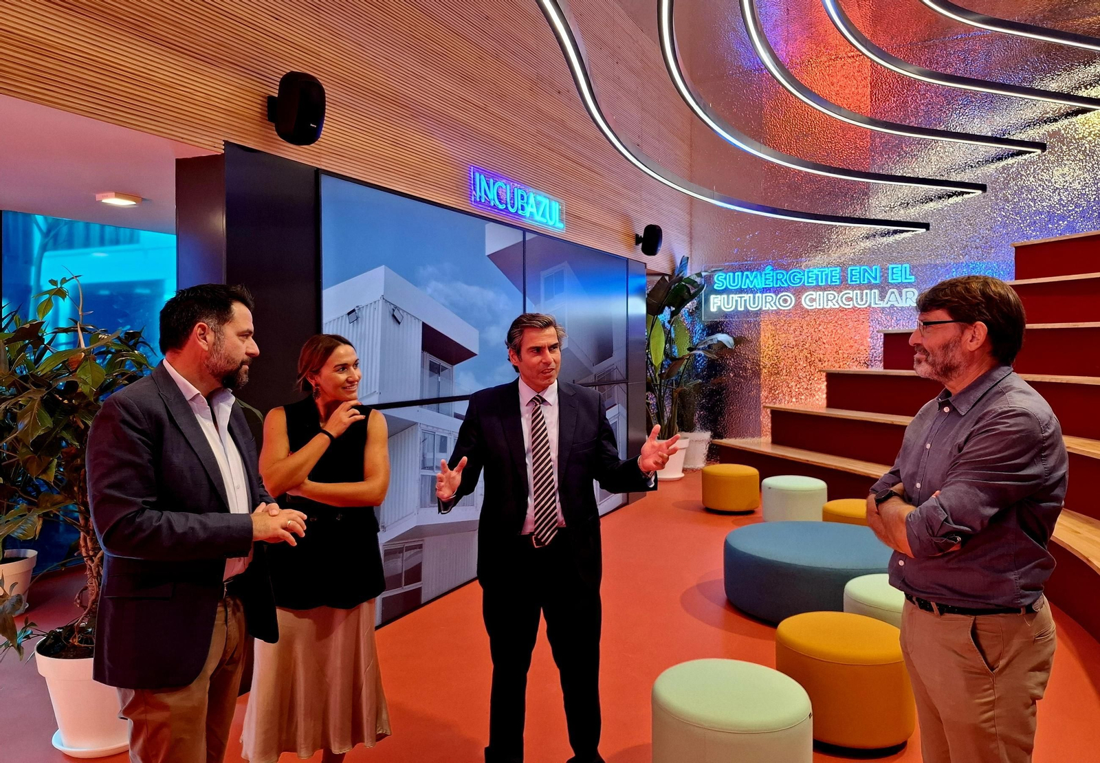 Una imagen de la visita del director general de Pesca de la Junta de Andalucía a la Zona Franca y al nuevo edificio de Zona Base Incubazul.