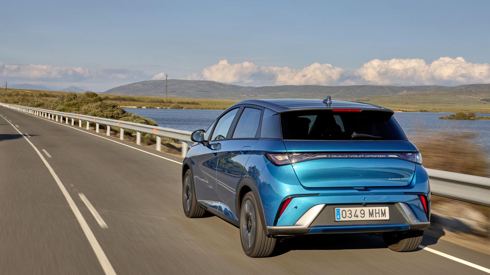 El Dolphin tiene una longitud de carrocería de 4,29 m, una anchura de 1,77 m y una altura de 1,57.