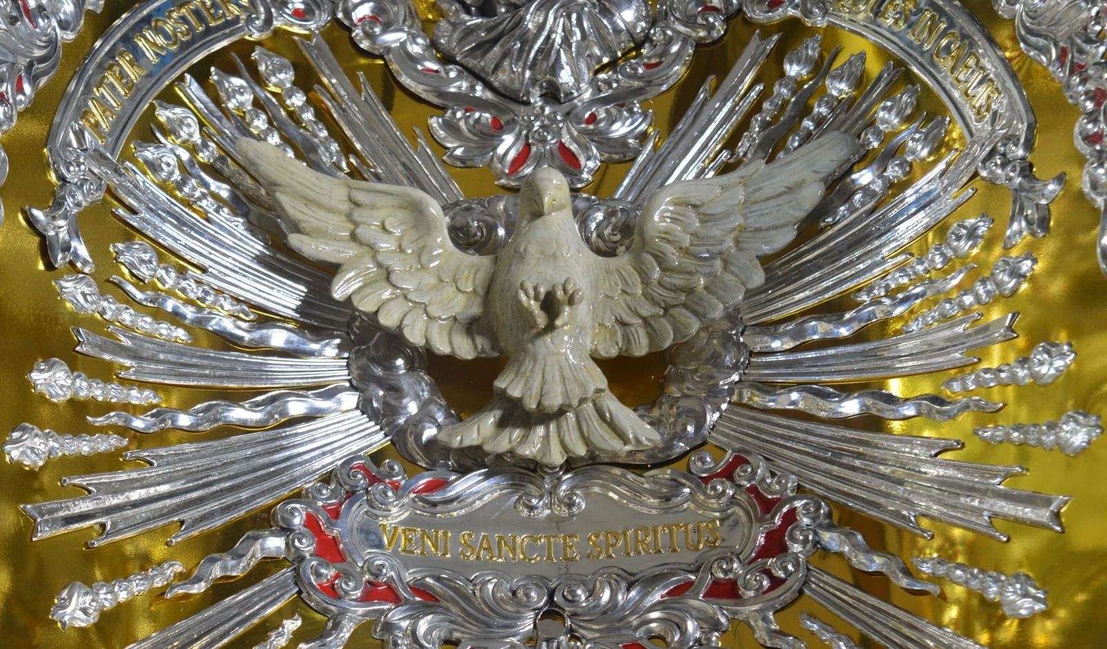 Detalle del interior del techo de la carreta en el que se representa el Espíritu Santo.