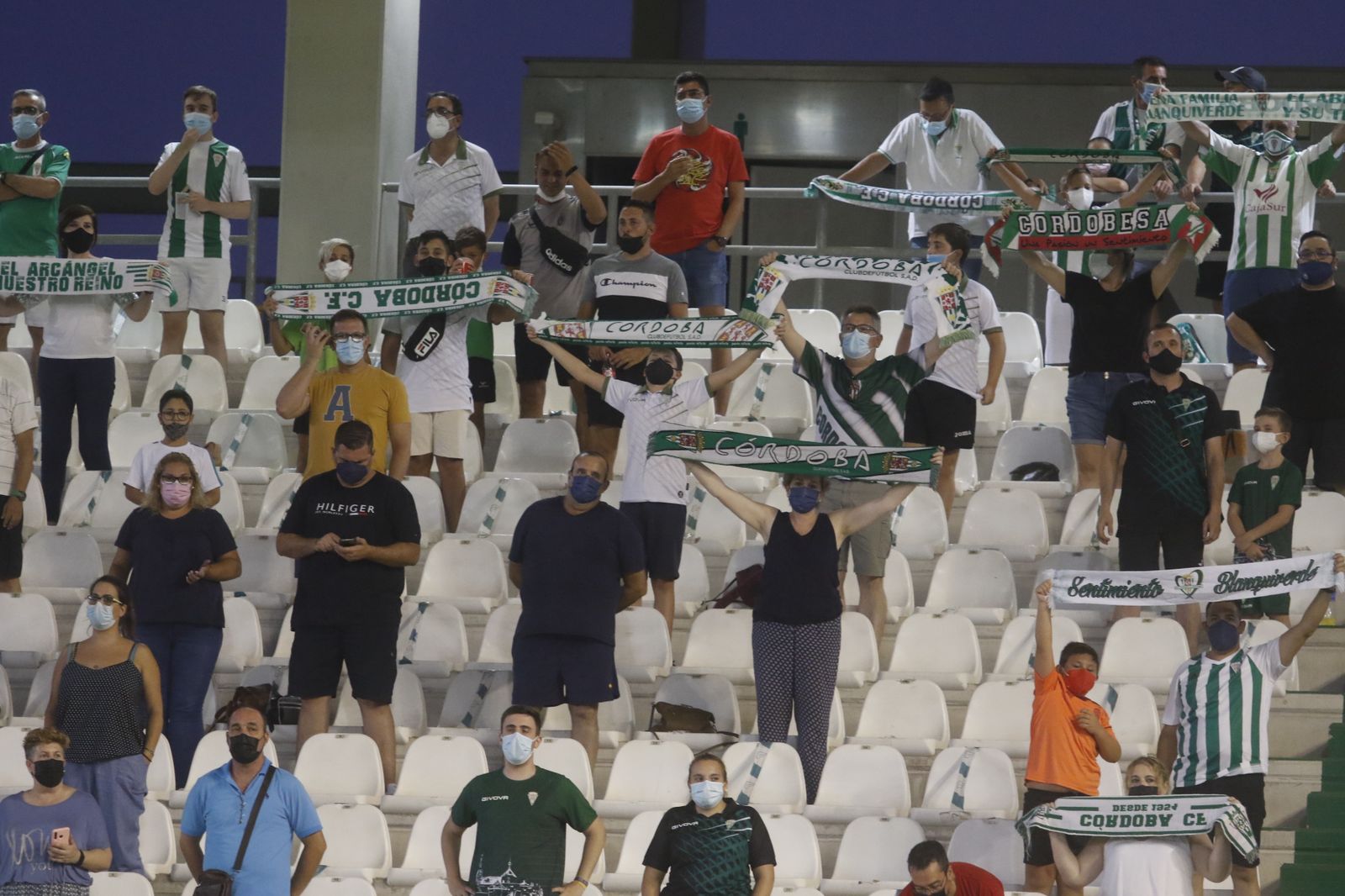 Varios aficionados cordobesistas, durante un partido de pretemporada en El Arcángel.