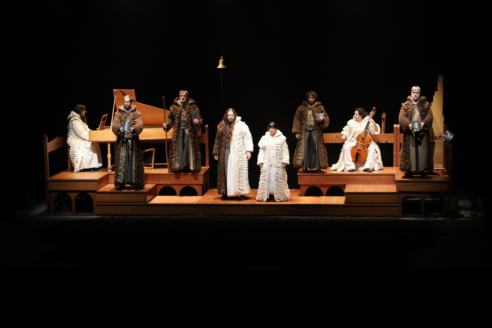 Actores y músicos de Nao d'amores en el escenario del Teatro Alameda.