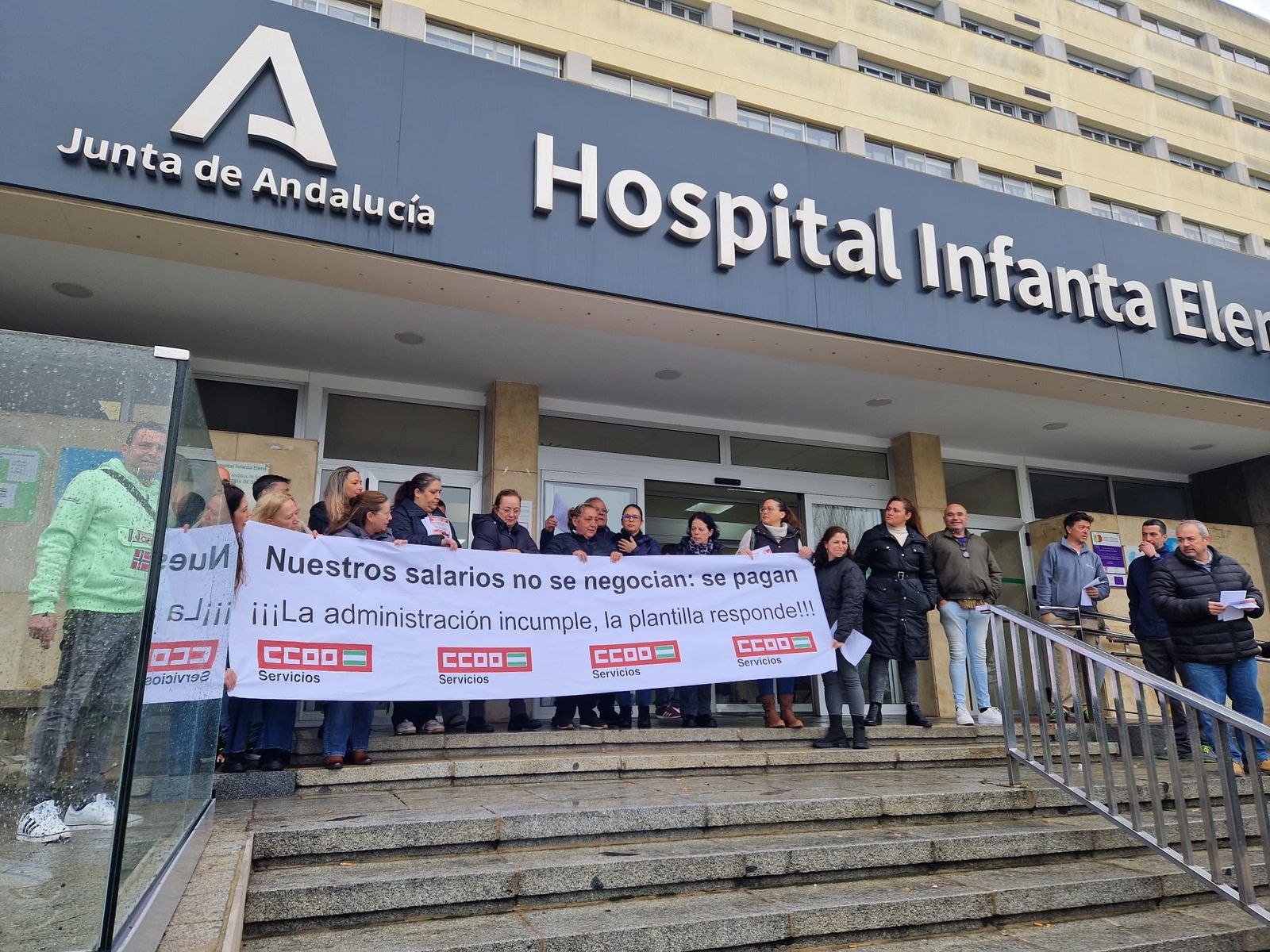 Los trabajadores de la cafetería del hospital Infanta Elena se concentran este jueves a las puertas del hospital.