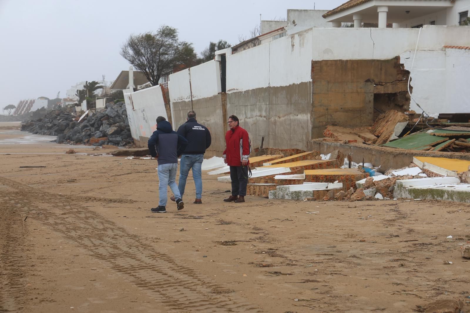 Casas destrozadas en El Portil junto a la línea de playa por el temporal: impactantes fotografías de los daños