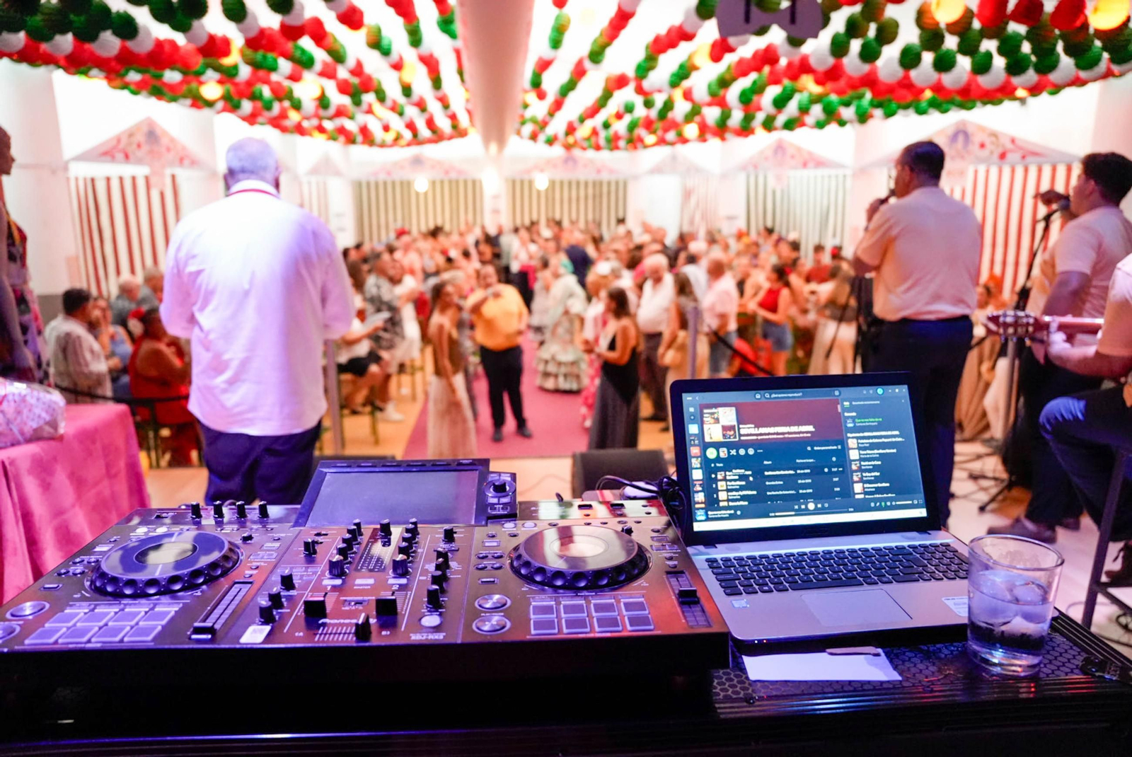 Así bailan en el concurso de sevillanas de La Lola de la fería de Almería
