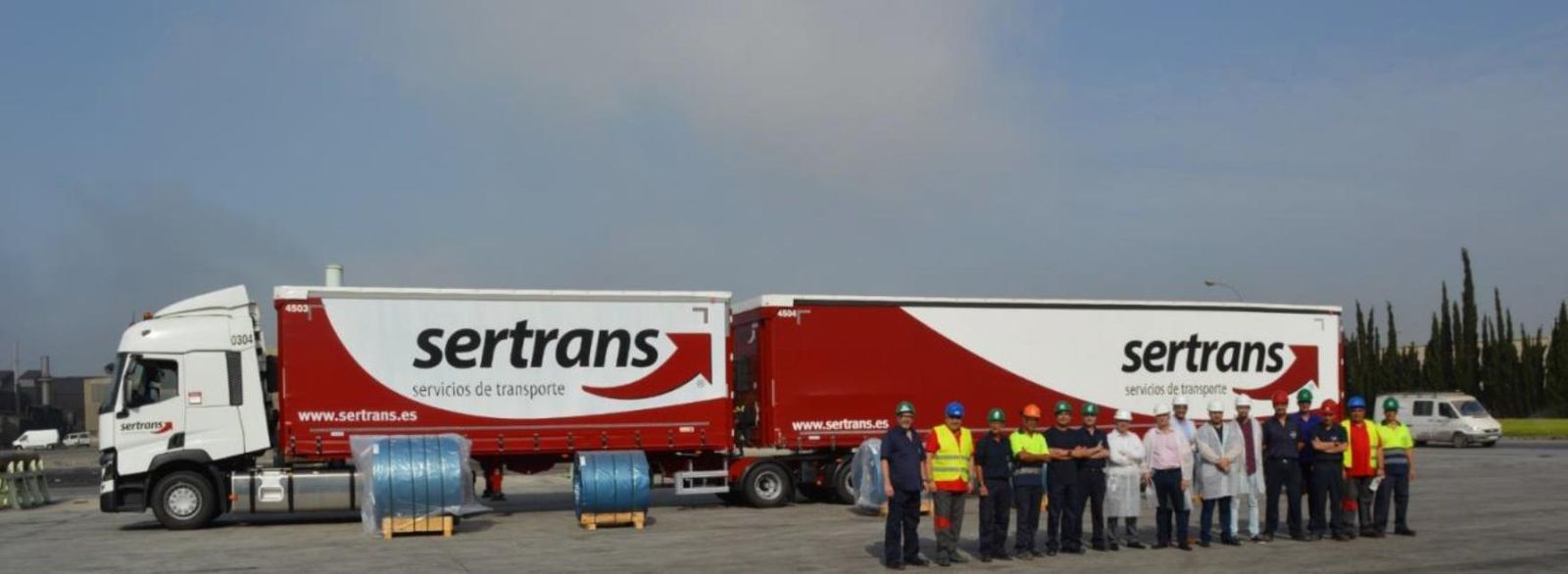 Uno de los 'mega camión' que comienza su ruta hasta Inoxcenter Tarragona.