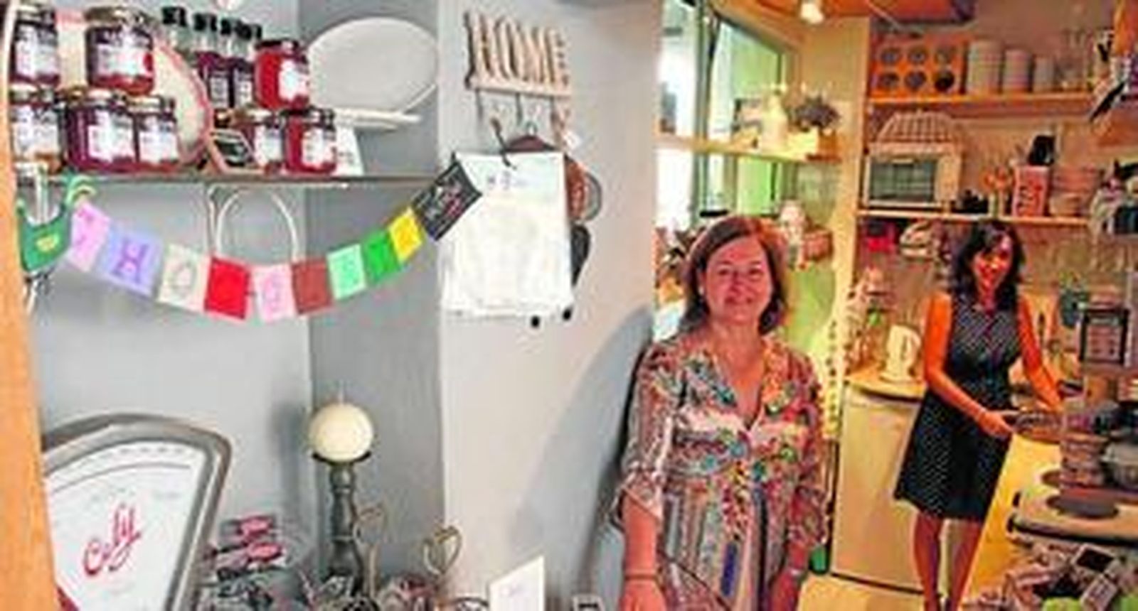 Pilar Álvarez y su hija, Paula Ayuso, posan en el interior de la tienda Suave como Bizcocho.