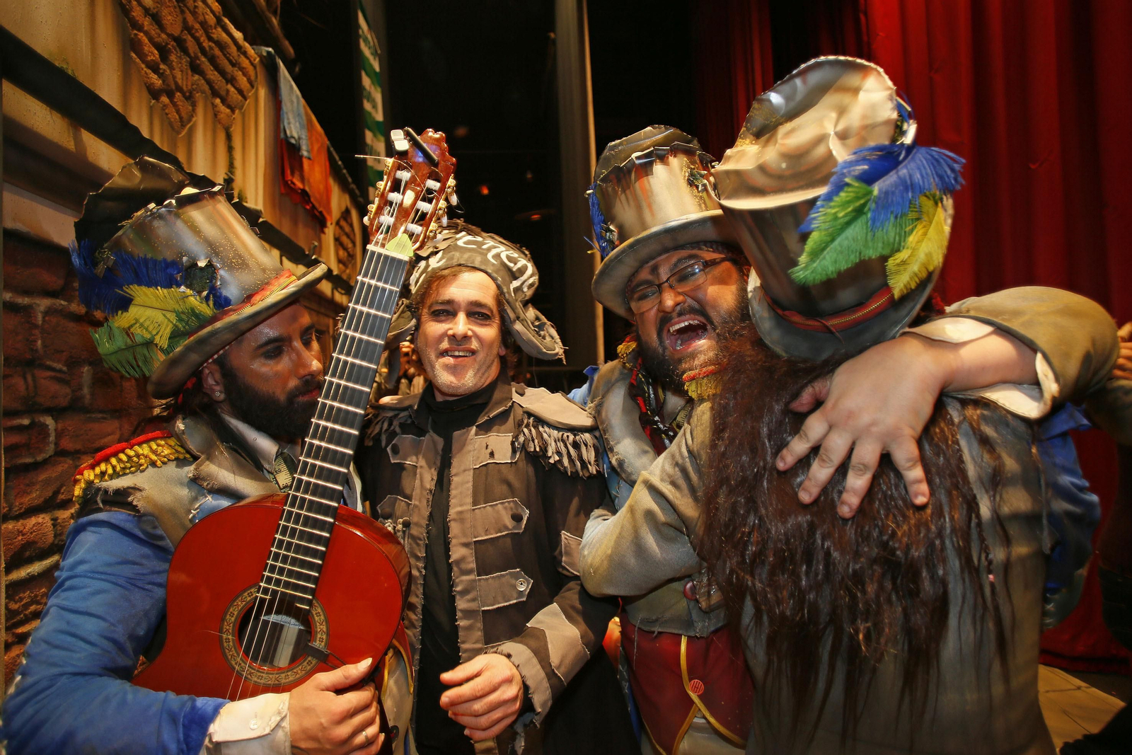 Celebrando con su comparsa la actuación en la final de 'Los millonarios'.