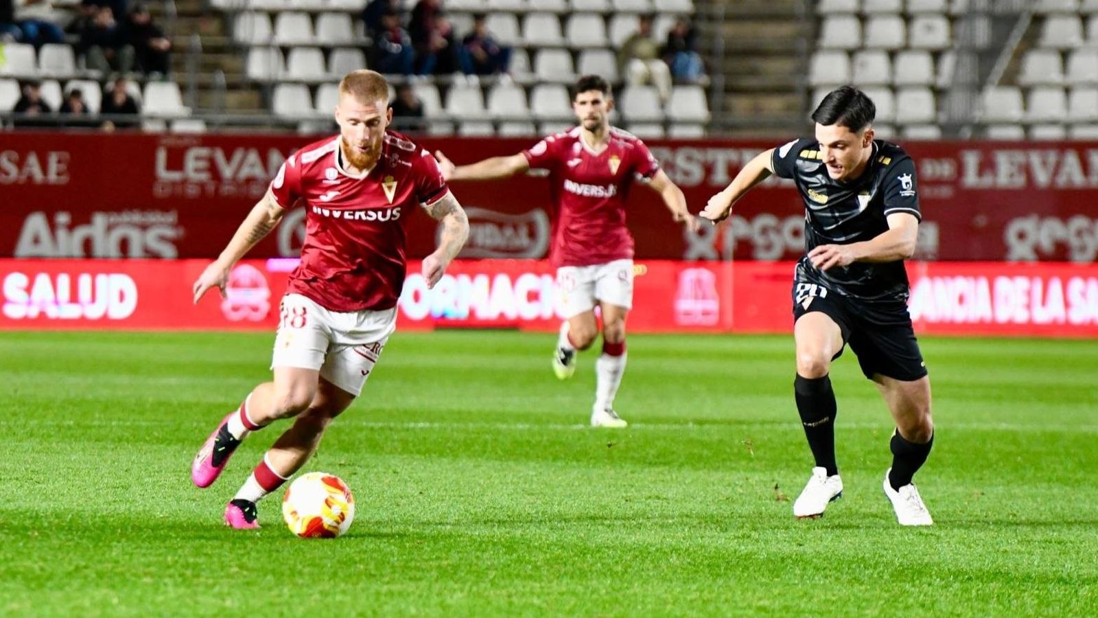 Jony Álamo sigue a David Vicente en el Real Murcia-Algeciras.