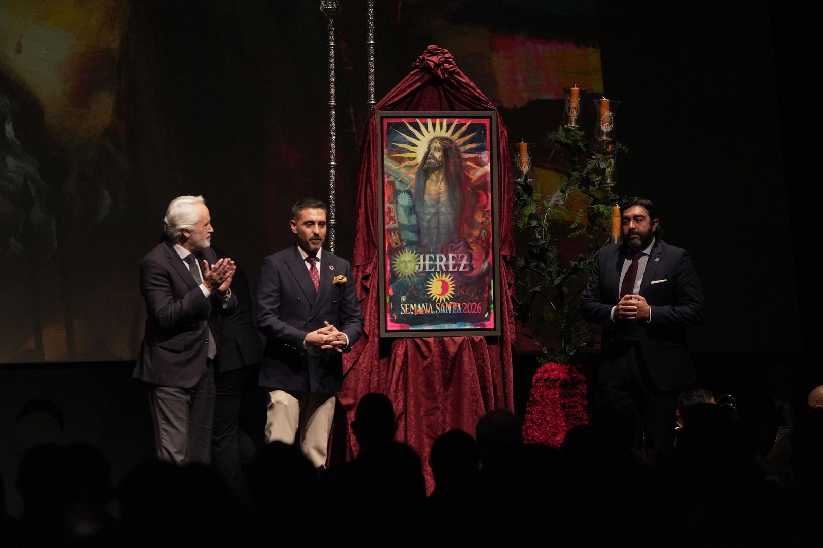 El cartel de la Semana Santa, escoltado por su autor, el presidente de la Unión de Hermandades y el primer teniente de alcaldesa.