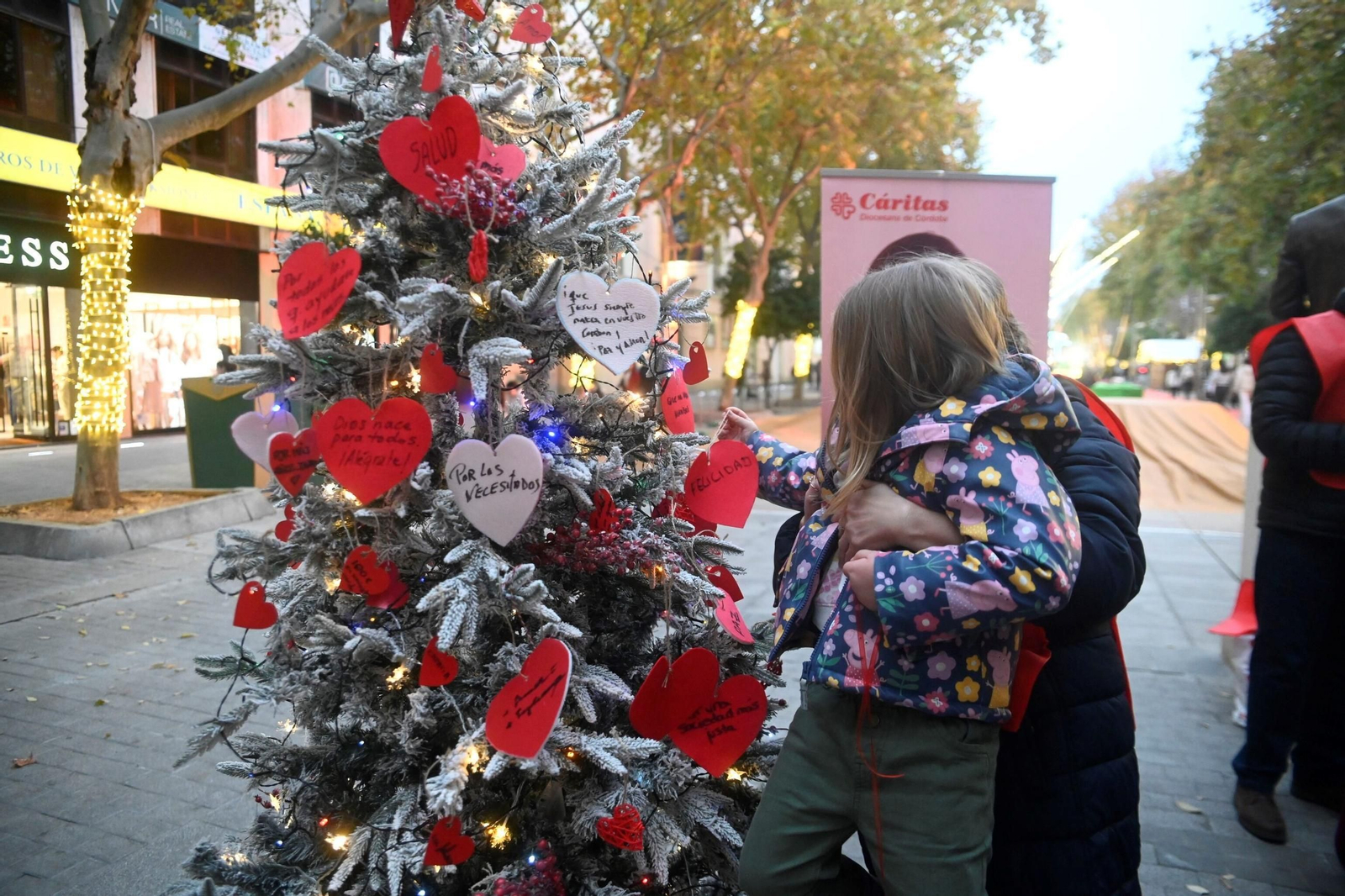 El árbol solidario de Cáritas en Córdoba