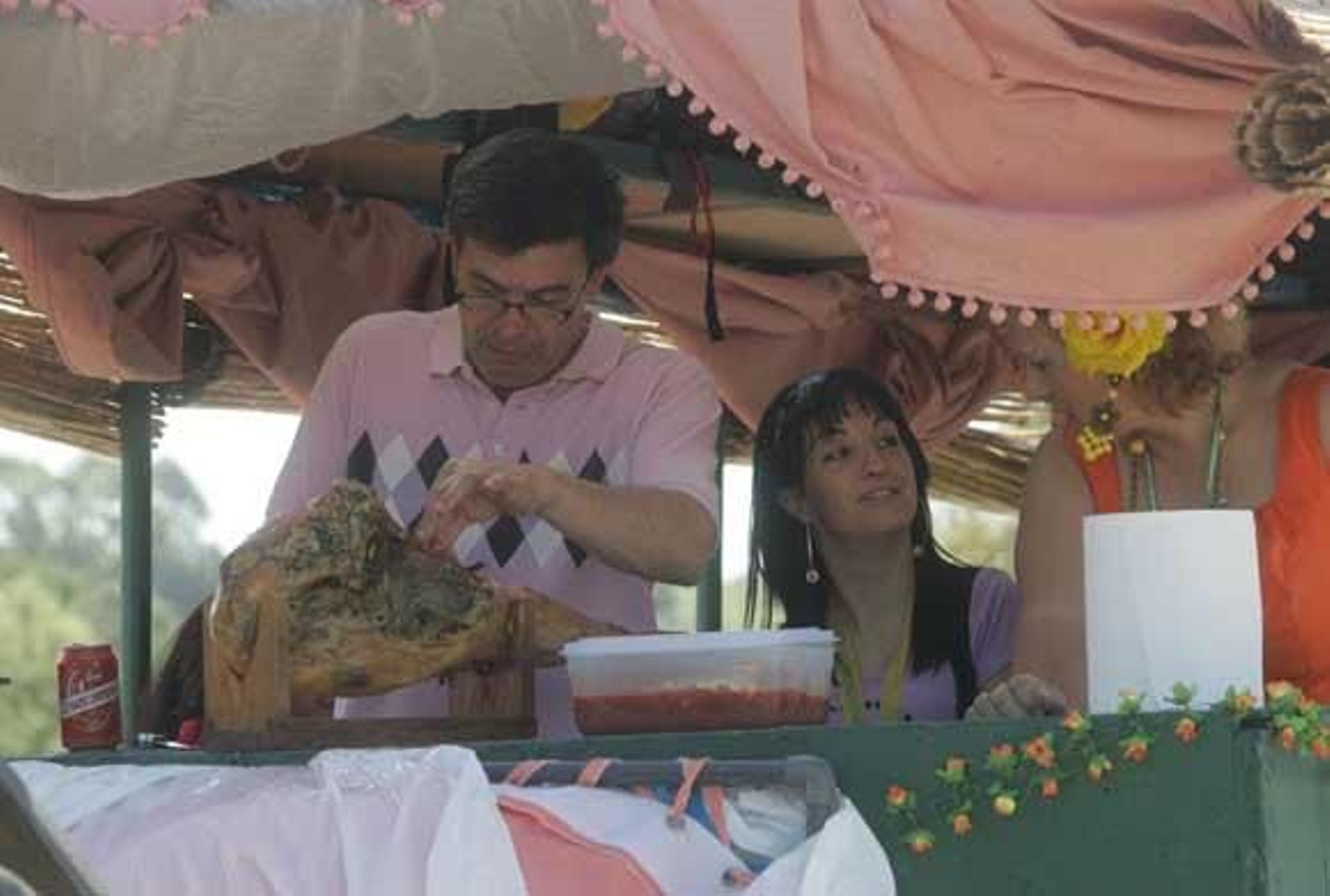 El almuerzo campestre marca la jornada en la Montera del Torero. La hermandad agradece la cada vez mayor afluencia de personas a la misa en honor al patrón./Fotos:José María Quiñones
