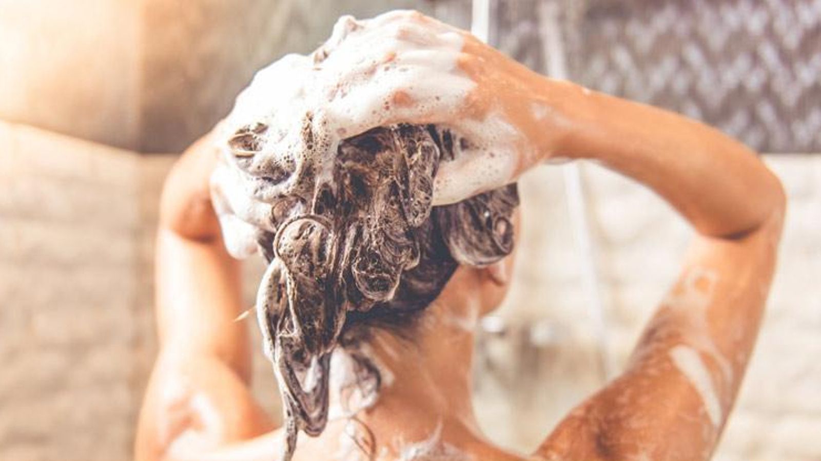 Lavarse el cabello todos los días no provoca su masiva caída.