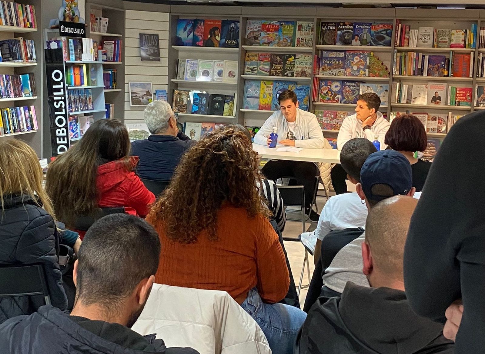 Fonsi Loaiza presenta en la librería María Zambrano "Catar, sangre , dinero y fútbol"