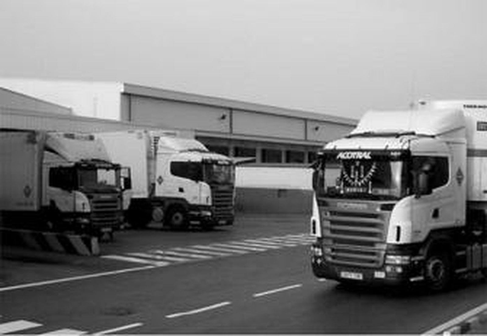 Varios camiones de Acotral, en las instalaciones de Mercadona de Antequera.