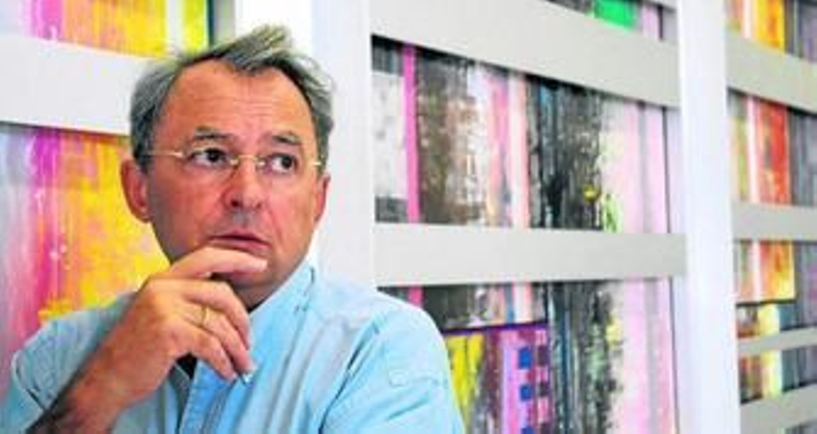 Juan Suárez, en la galería Rafael Ortiz ante uno de los cuadros de gran formato que componen 'Segunda versión'.