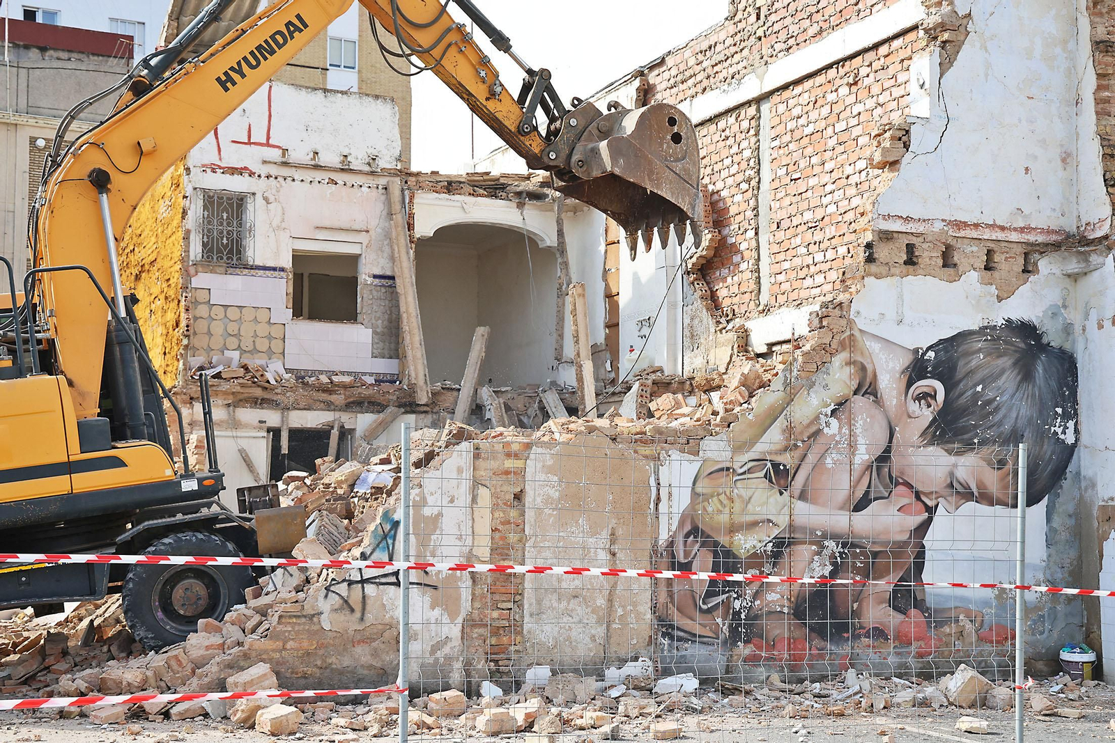 Imágenes del derribo de la calle Jesús del Calvario con el grafiti de Pure Love de Manomatic