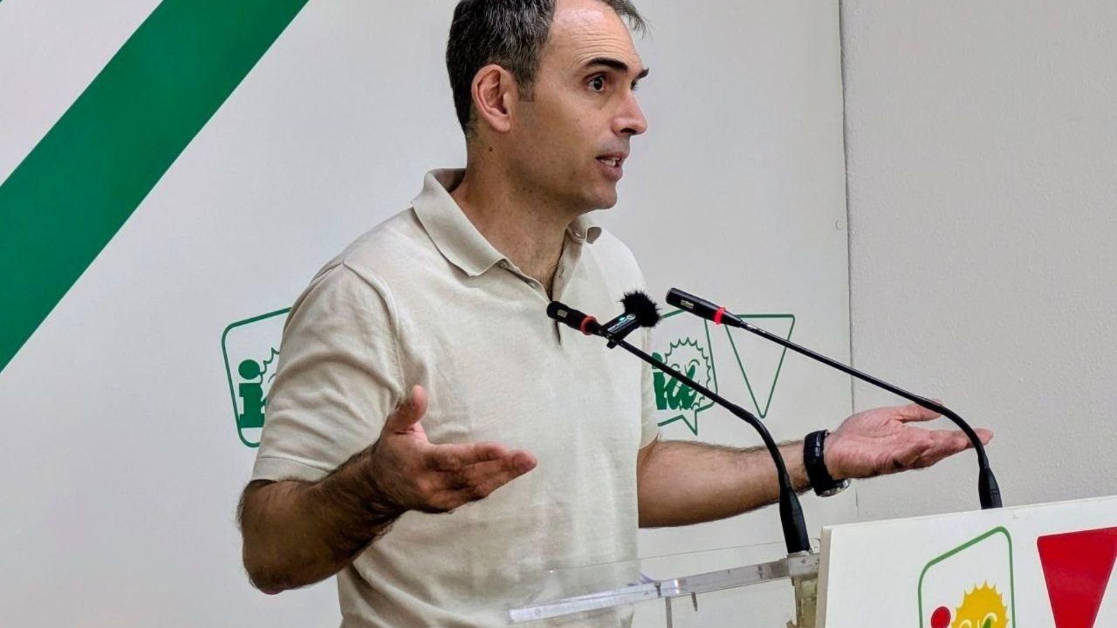 El coordinador General de IU Andalucía y diputado en el Congreso, Toni Valero, en rueda de prensa en Málaga.