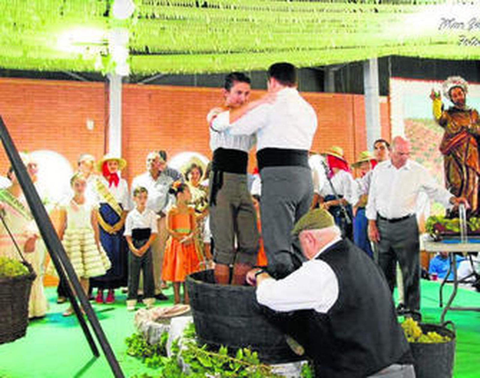 Tradición de siglos. Arriba, pisa la de la primera uva de la temporada en la Feria y Fiestas de la Vendimia. Sobre estas líneas, lagar de la taberna El Coco, regentada por Paco y Manolo Limón. A la derecha, el fino semiseco de Vinícola del Aljarafe Abajo, José María Gallego-Góngora, propietario de Bodegas Góngora, con su hijo Ignacio.