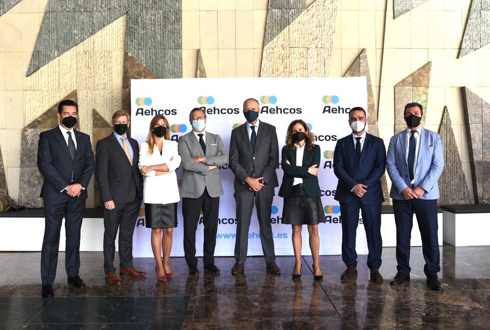 El presidente de Aehcos, en el centro, con los miembros de su equipo.