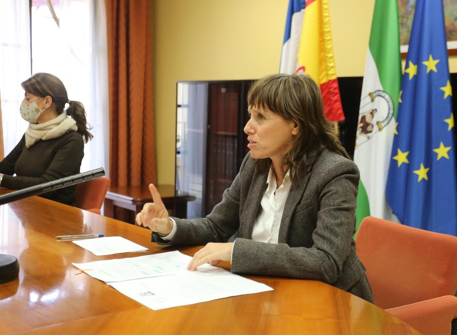 Laura Álvarez junto a Mari Paz Cañero, durante su comparecencia este lunes.