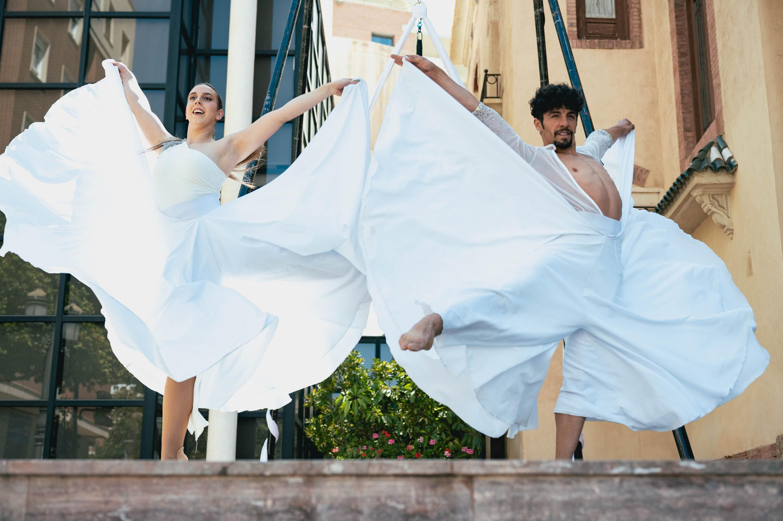 La compañía ‘Aribaldi’ ha dado vistosidad a la rueda de prensa