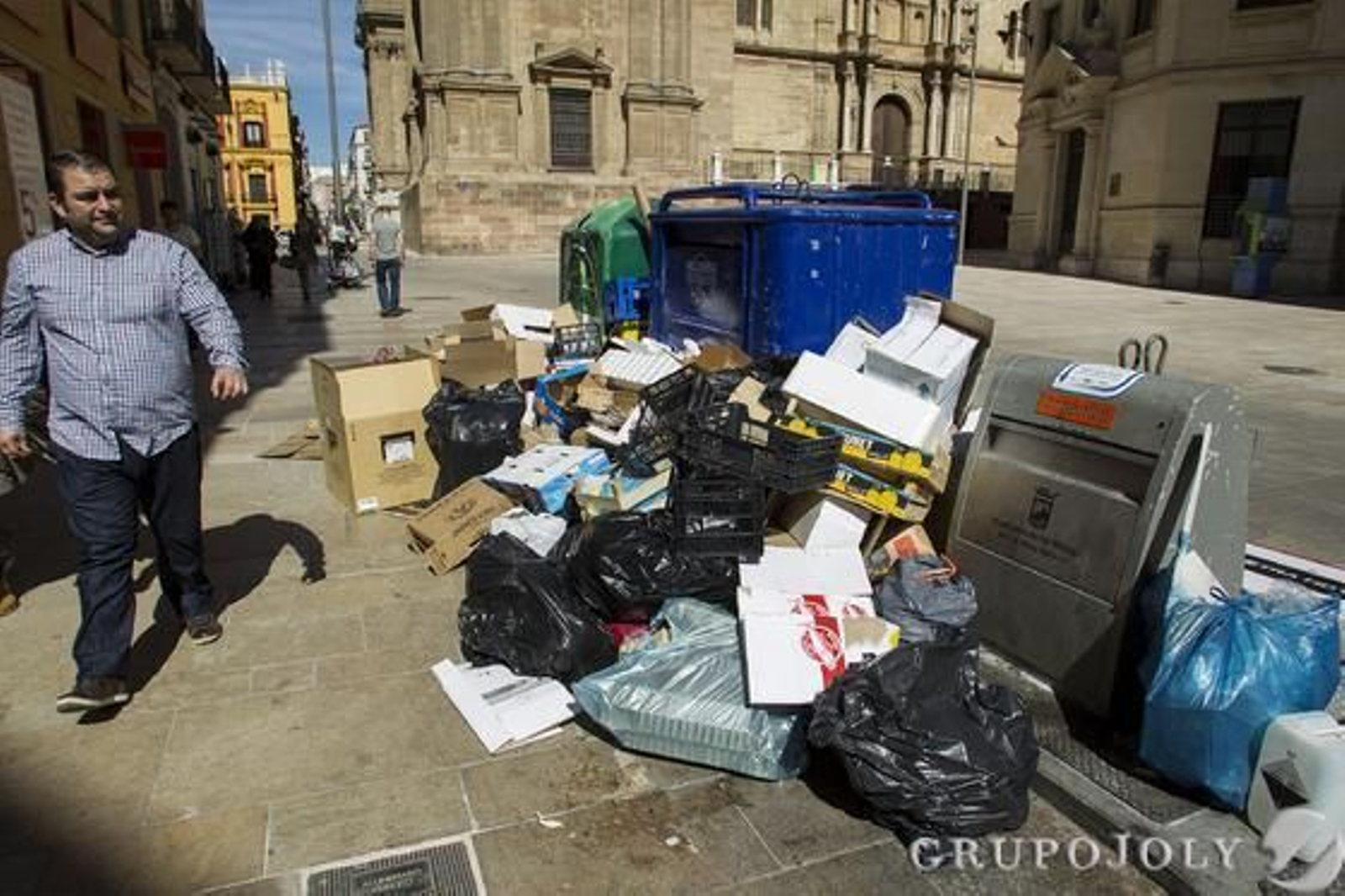 Imágenes de la huelga de basura de Limasa en diferentes distritos
