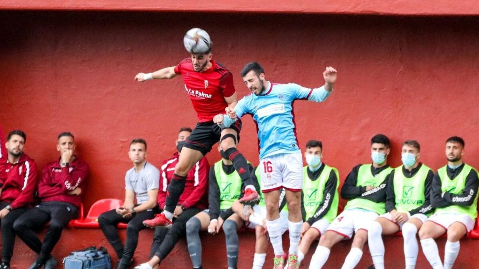 Puga intenta ganar un balón en un salto con Samuel, del Mensajero. Puga intenta ganar un balón en un salto con Samuel, del Mensajero.