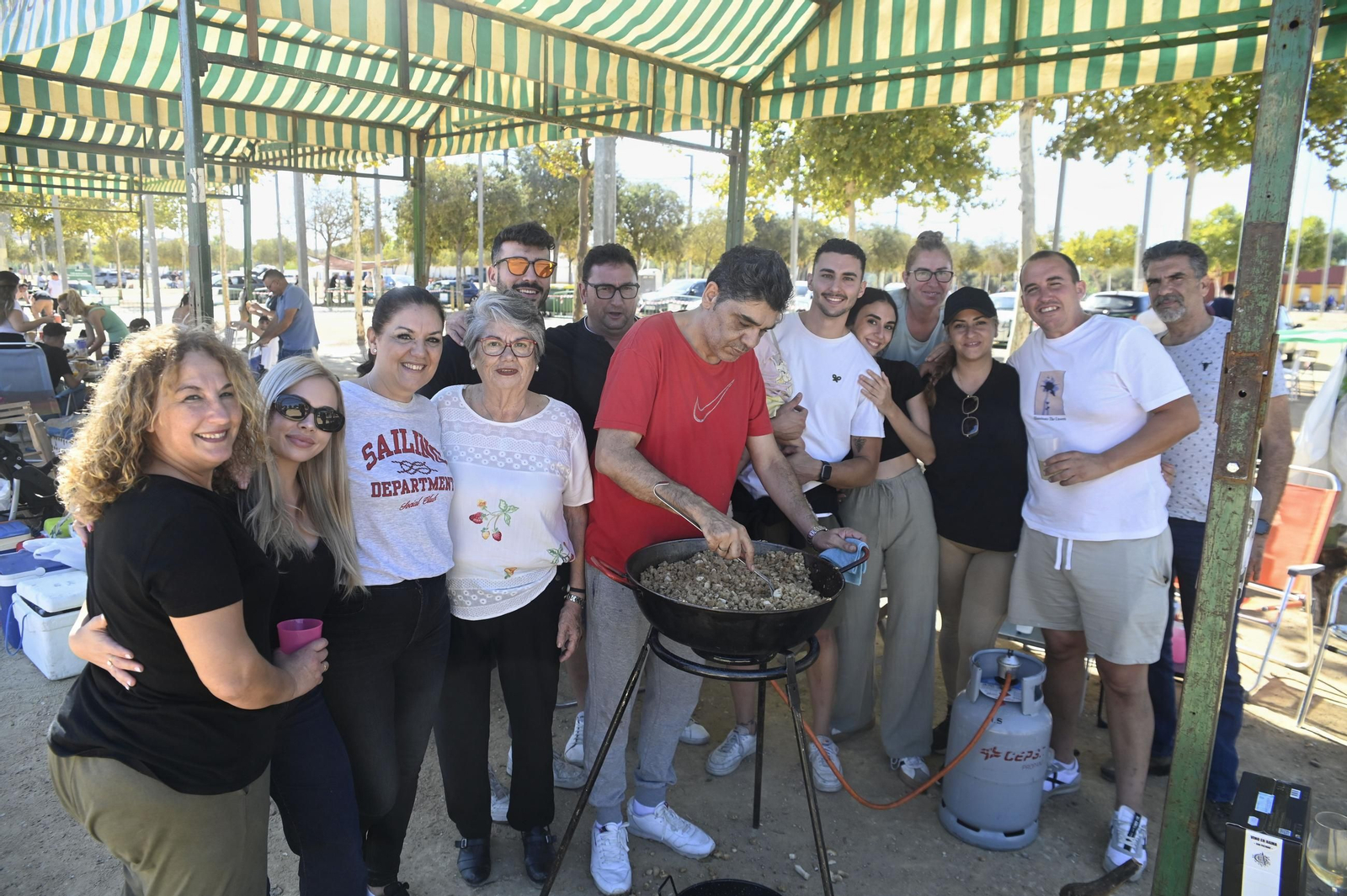 Las familias Márquez y Vacas hacen un perol en El Arenal por San Rafael.