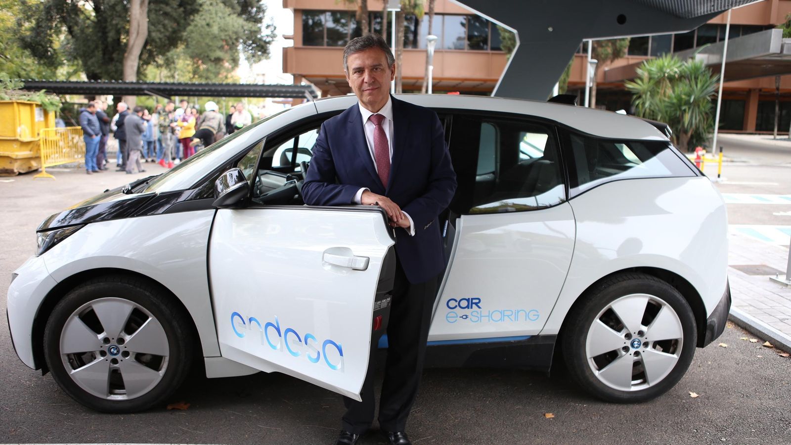 Francisco Artegaga posa con uno de los vehículos eléctrico de Endesa que se comparten.