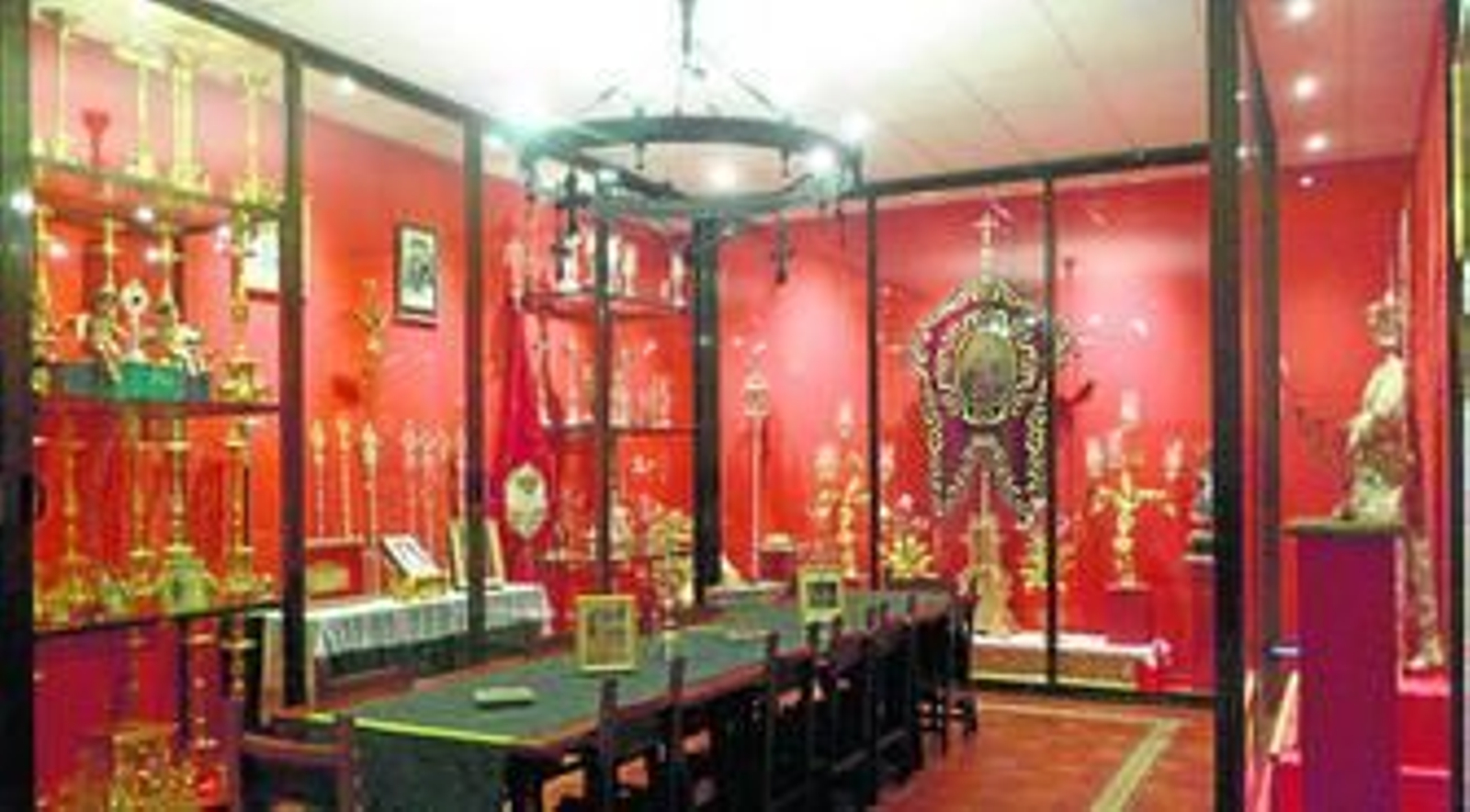 Salón con las vitrinas y algunos de los enseres de la Cofradía de la Virgen del Rosario de Aracena, incluida la mano de la antigua imagen.