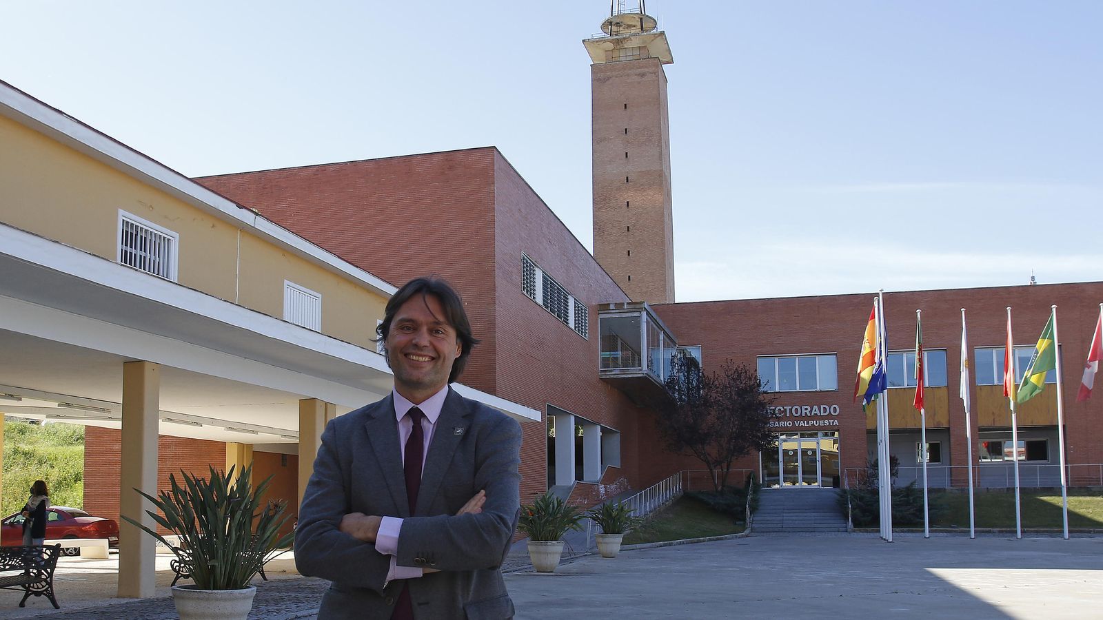 Francisco Oliva en un solitario campus de la UPO a consecuencia de la pandemia.