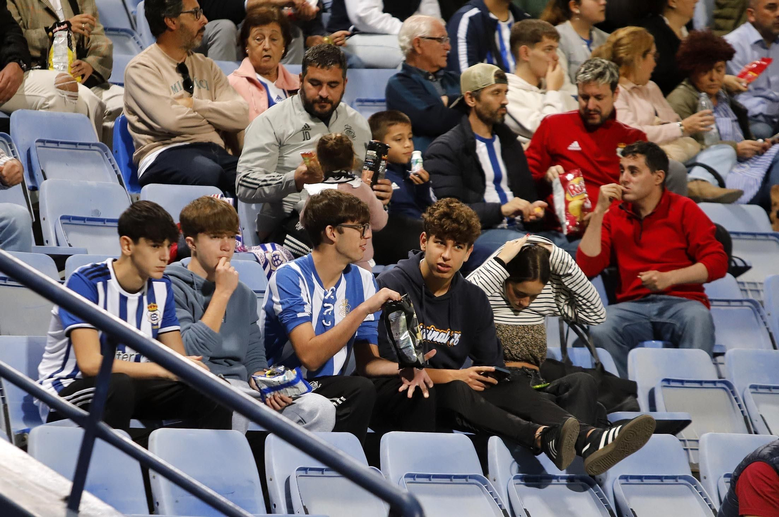 Gran ambiente en las gradas del Nuevo Colombino para el Recre-At Sanluqueño, en imágenes