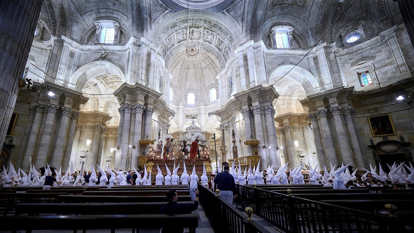 El misterio de Jesús Despojado, por el interior de Catedral en la pasada Semana Santa