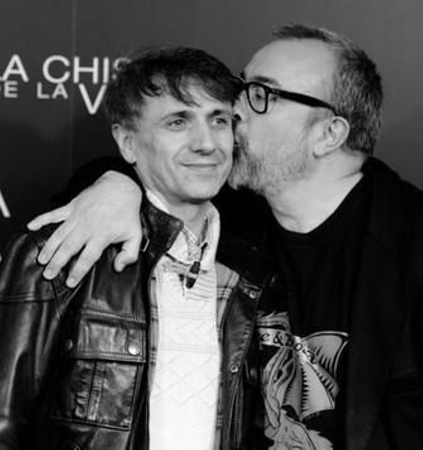 Álex de la Iglesia besa a José Mota en la presentación del filme.