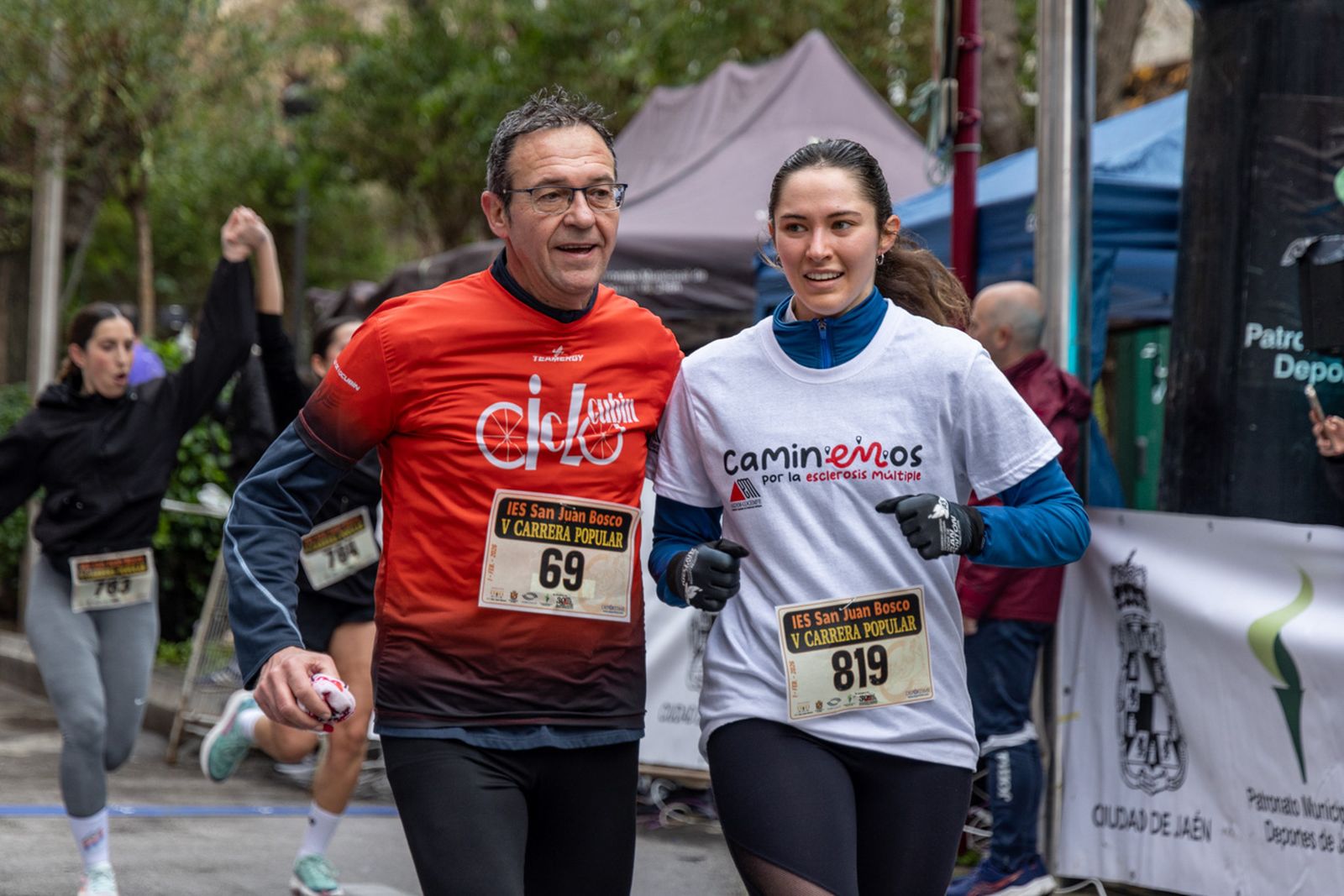 En imágenes: la lluvia no frena a más de un millar de corredores en la V Carrera Popular del IES San Juan Bosco (2)