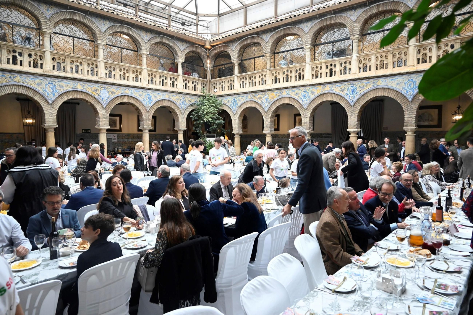 Las imágenes de la comida solidaria de la Fundación Bangassou en Córdoba
