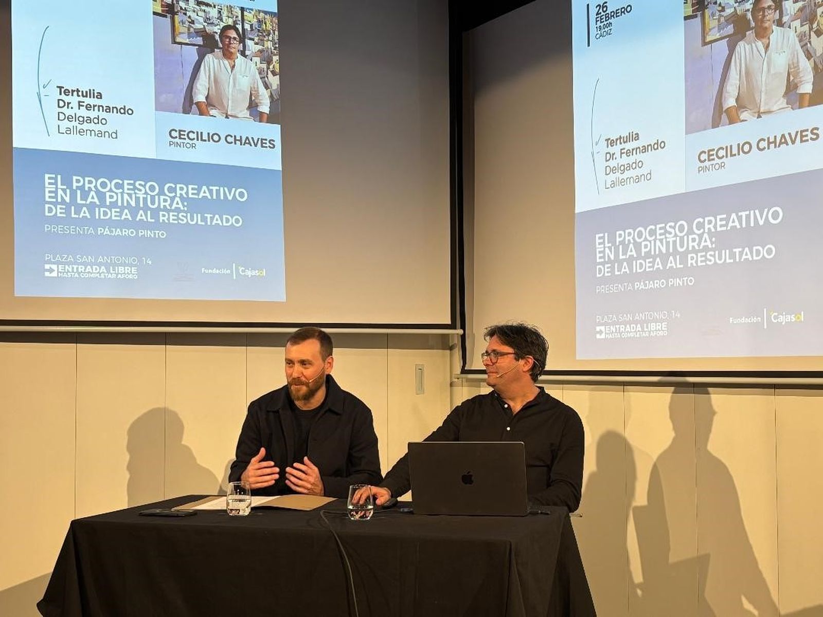 Pájaro Pinto con el pintor Cecilio Chaves durante la charla en la Tertulia Fernando Delgado Lallemand.