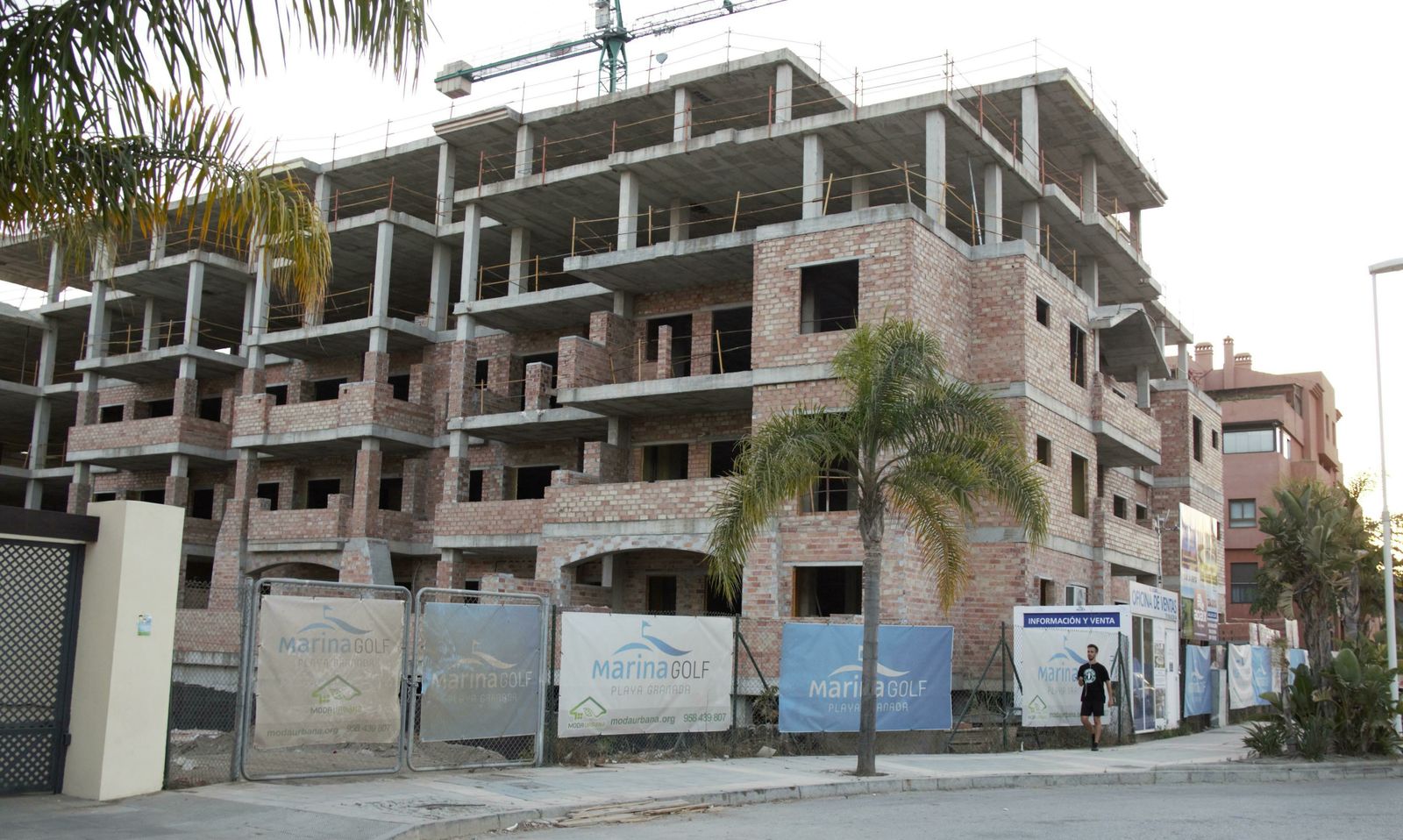 Granada supera de nuevo la barrera de los 100.000 parados.